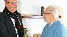Bürgermeister Jürgen Kohmann (links) gratuliert Karl Heinz Röseler zum 90.  Foto: Gerd Klemenz