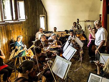 Ein abwechslungsreiches PRogramm rund um das Thema Puppen bot der Musizierkreis Neustadt unter der Leitung von Norbert Luche bei seiner Kaffeehausmusik.Foto: Jochen Berger