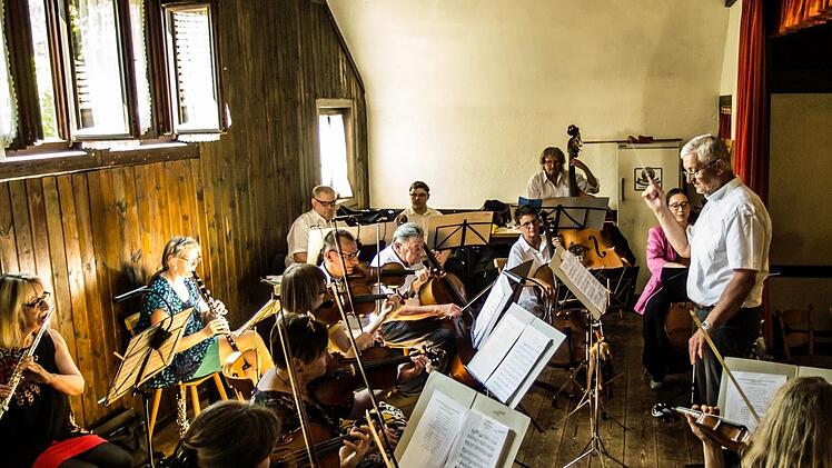 Ein abwechslungsreiches PRogramm rund um das Thema Puppen bot der Musizierkreis Neustadt unter der Leitung von Norbert Luche bei seiner Kaffeehausmusik.Foto: Jochen Berger