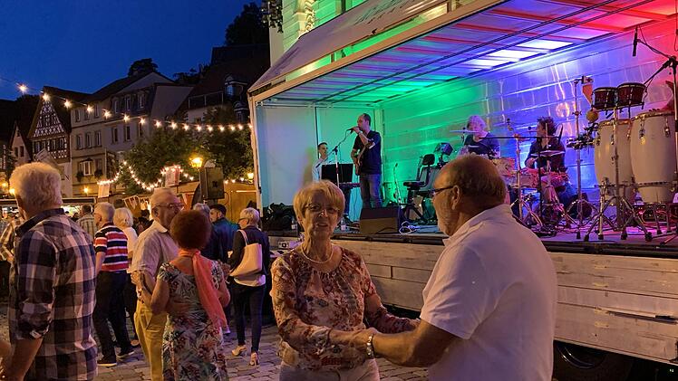 Die Kulmbacher und die vielen Gäste, die zur Italienischen Nacht gekommen waren, tanzten auf der Straße. Foto: Sonny Adam