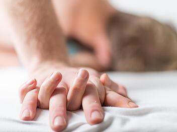 Als eine Frau aus Kulmbach in Oberfranken ihrem Freund beim Sex in sein bestes Stück biss, hatte die Frau 3,14 Promille im Blut. Symbolfoto: Christophe Gateau/dpa