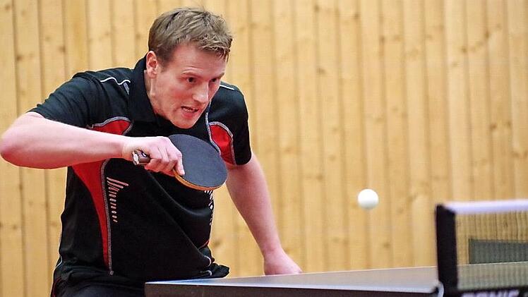 Nicht zu bezwingen war im Kreisduell des TTC Alexanderhütte beim TSV Teuschnitz Marco Peterhänsel (Bild). Beim 9:4-Auswärtssieg gewann er seine beiden Einzel sowie das Doppel mit seinem Bruder Michael.  Foto: Hans Franz