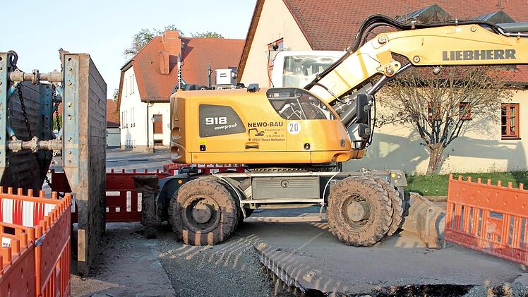 Nach langer Vorplanung wurde nun mit den Kanalarbeiten am Kindergarten in Rentweinsdorf begonnen. Danach sollen die Bohrpfähle für einen stabilen Untergrund gesetzt werden. Die Umgestaltung des Kindergartens beschäftigt den Gemeinderat schon seit längerer Zeit.  Fotos: Günther Geiling