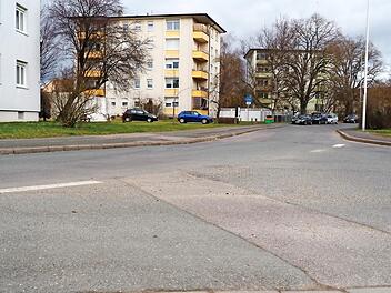 Die Ortsdurchfahrt Lichteneiche zeigt deutliche Schäden mit Unebenheiten, Setzungen und Rissen auf der Straße und auf den Gehwegen.