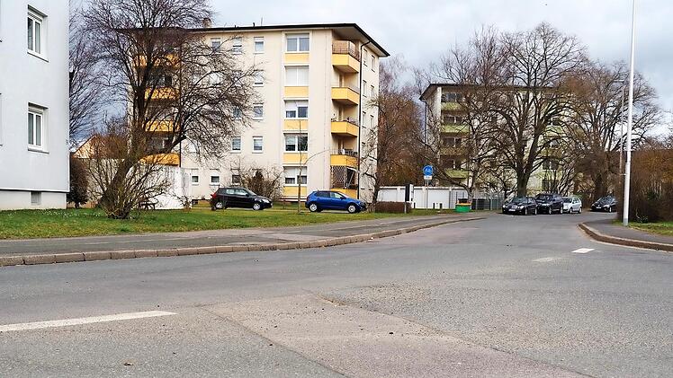 Die Ortsdurchfahrt Lichteneiche zeigt deutliche Schäden mit Unebenheiten, Setzungen und Rissen auf der Straße und auf den Gehwegen.
