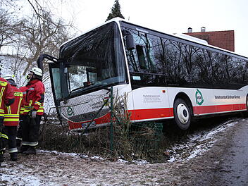Schulbus mit 20 Schülern verunglückt: Schutzengel wacht über die Kinder Schulbus mit 20 Schülern verunglückt: Schutzengel wacht über die Kinder