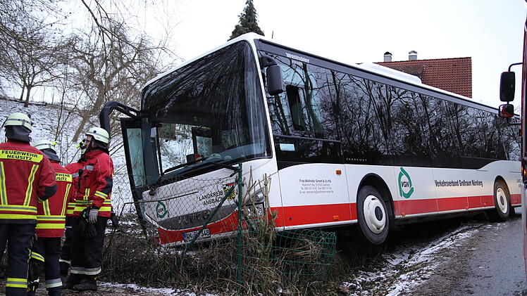 Schulbus mit 20 Schülern verunglückt: Schutzengel wacht über die Kinder