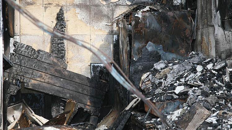 Das schwarze Ungetüm rechts hinten im Bild  ist der nagelneue Kühlschrank der Untersteinacher Schützen gewesen. Sie  haben noch nicht einmal die Rechnung dafür