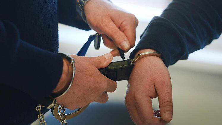 Im Gerichtssaal klickten die Handschellen: Der Angeklagte wurde wegen Fluchtgefahr unmittelbar nach der Urteilsverkündung von der Polizei verhaftet. Foto: dpa/Stefan Sauer