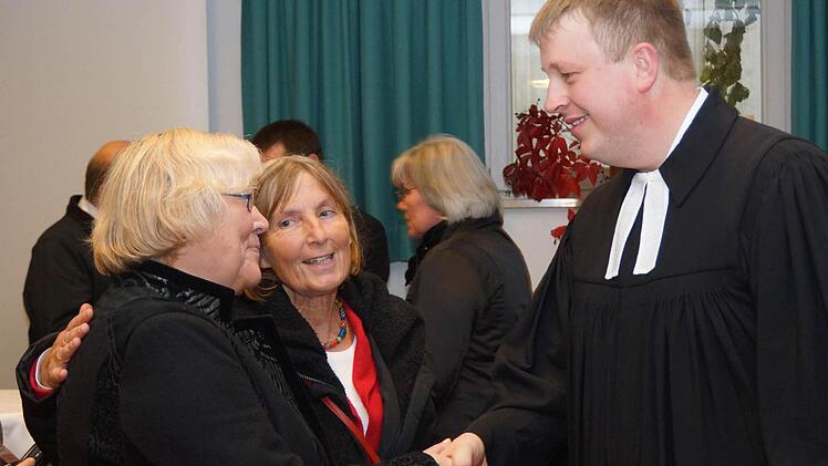 Christine Enzi, Vorsitzende des katholischen Pfarrgemeinderats, begrüßt den neuen evangelischen Pfarrer