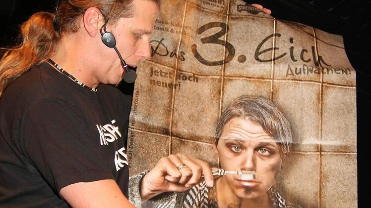 Damit es bloß keine Missverständnis gibt, hat Stefan Eichner auf sein Plakat einen Warnhinweis gedruckt: Die Veranstaltung ist bestuhlt, aber nicht braun und nur mit linken Sitzplätzen. Fotos: Sonja Adam