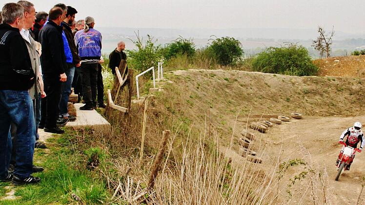 Die Motocross-Fahrer sorgen für rasante Abwechslung beim Grenzgang der Eltingshäuser: Die Motocross Strecke des MMC "Schwarze Pfütze" liegt an der Gemarkungsgrenze Eltingshausen und Rottershausen und hatte vor der Gebietsreform für Streit gesorgt. Fotos: Werner Vogel