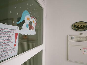 Die Tür des Kindergartens "Spatzennest" in Oberlangenstadt öffnet sich voraussichtlich wieder am 10. Februar. Für Kinder, die direkt am 21. oder 22. Januar geimpft wurden, wohl sogar noch einige Tage früher. Foto: Marian Hamacher