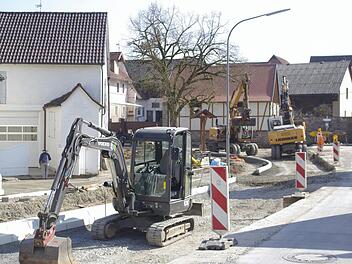 Die Arbeiten in der Hauptstraße gehen zwar gut voran dennoch, bleibt Aura für längere Zeit für den Durchgangsverkehr blockiert.  Foto: Winfried Ehling