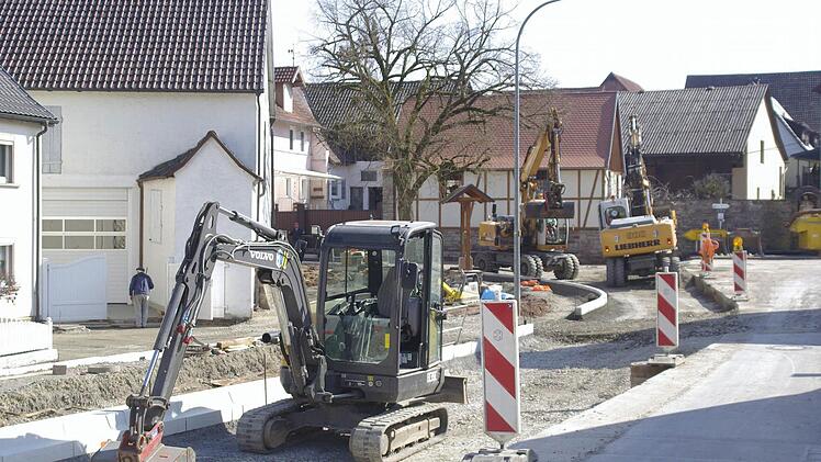 Die Arbeiten in der Hauptstraße gehen zwar gut voran dennoch, bleibt Aura für längere Zeit für den Durchgangsverkehr blockiert.  Foto: Winfried Ehling