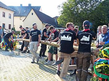 Die Kerwasburschen schmückten am Samstagnachmittag in Röttenbach die 27 Meter lange Fichte.  Foto: Pauline Lindner