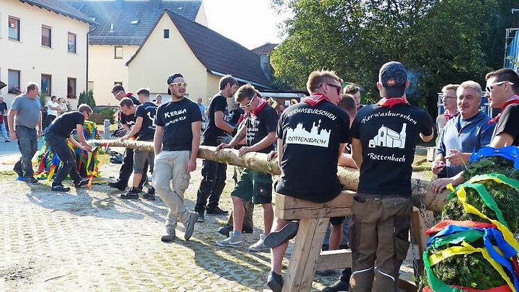 Die Kerwasburschen schmückten am Samstagnachmittag in Röttenbach die 27 Meter lange Fichte.  Foto: Pauline Lindner