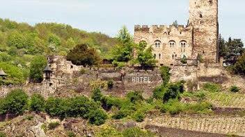 Burg Gutenfels gilt als eines der bedeutendsten Beispiele staufischer Wehr- und Wohnbaukunst am Rhein. Ihr ursprünglicher Name war Burg Cube. Foto: djd/Friedhelm Schierle, FS Medien