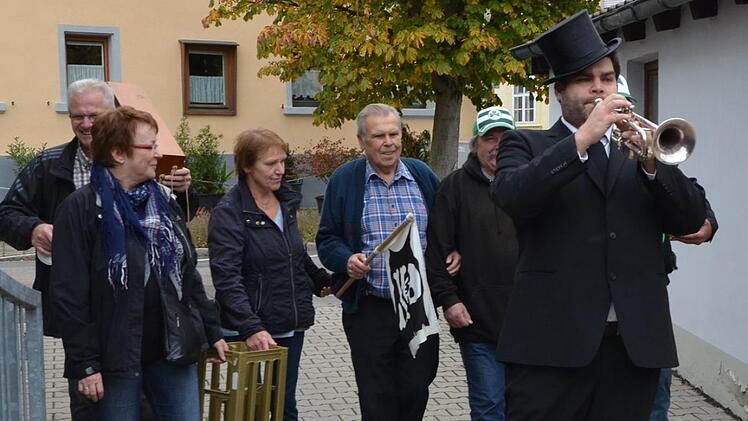 Auszug mit Sarkasmus: Heiner Kaltenh&auml;u&szlig;er und Freunde Bernhard Panzer