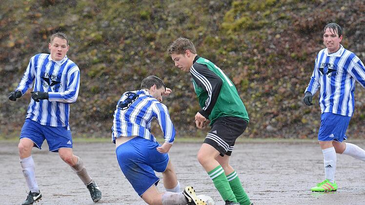 Verdrehtes Bein bei Maßbachs Jan Frickel im Spiel gegen Poppenlauer II.ssp