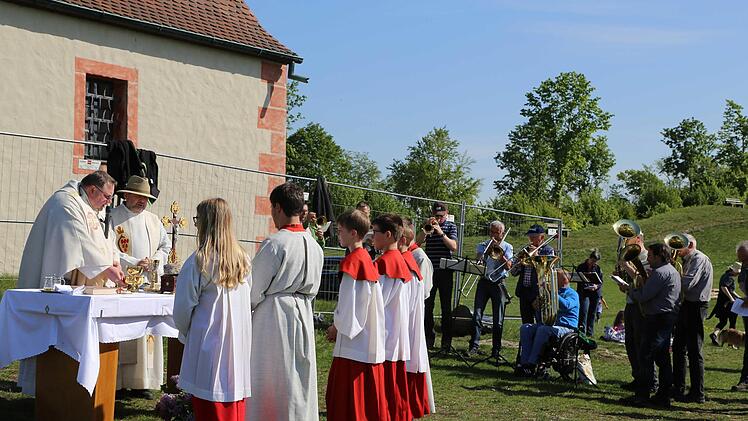 Die Pfarrer Michael Gehret und Alfred Beißer zelebrieren gemeinsam den Gottesdienst.