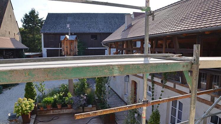 Blick vom offenen Arkadengang aus der Küche in den Innenhof. Leider im Augenblick noch mit einem Gerüst verstellt.Andrea Spörlein