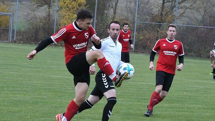 Auf Nummer sicher geht Brückenaus Defensivstratege Florian Jakobsche (links) in dieser Szene im Duell mit dem Reiterswiesener Gani Dervisi, der einmal traf, kurz vor Spielende aber den Siegtreffer verpasste.Hopf