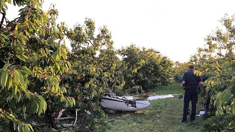 Bei Neunkirchen am Brand ist am Freitagabend ien Kleinflugzeug abgestürzt. Zwei Menschen wurden schwer verletzt. Foto: News5/Merzbach