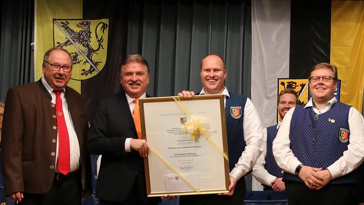 Bei der Übergabe des Kulturpreises an die Stadtkapelle Kupferberg (von links): Bürgermeister Alfred Kolenda, Landrat Klaus Peter Söllner, Vorsitzender Patrick Rosa und Dirigent Valerij Efremov.Klaus Klaschka