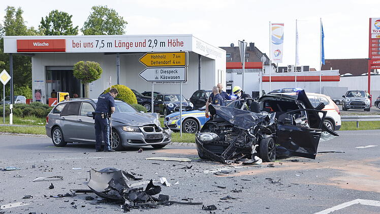 Mehrere Verletzte bei Kreuzungsunfall: Autofahrer will Unfallstelle umfahren und landet im Graben