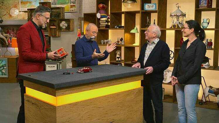 Willi aus Eltville hatte das Spielzeugauto als Kind zu Weihnachten geschenkt bekommen. Das war "ungefähr vor 65 Jahren".
