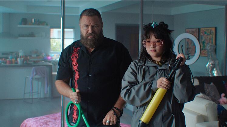 Margos Papa, der Ex-Wrestler  Jinx (Nick Offerman), war lange aus ihrem Leben verschwunden, zieht nun aber in ihre WG und versteht sich blendend mit Mitbewohnerin Susie (Thaddea Graham).