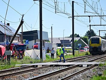 Schulbus in Belgien von Zug erfasst