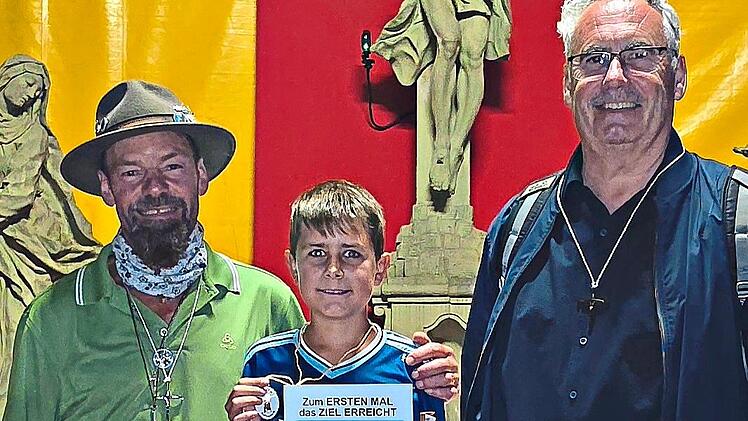 Unser Bild zeigt die Geehrten mit (von links) Joachim Volpert (40 Jahre), Julius Appel (Neupilger) und Mathias St&ouml;th (25 Jahre).  Dieter B&uuml;ttner