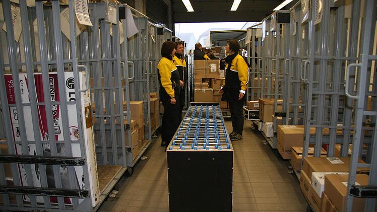 Die Pakete kommen schon vom Paketzentrum vorsortiert, müssen dann noch auf die verschiedenen Zustellbereiche weiter sortiert werden.