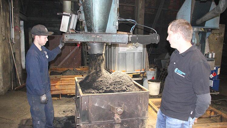 Für große Gussteile kann man die Kernschießmaschine nicht einsetzen. Da ist Handarbeit gefragt. Foto: Friedwald Schedel