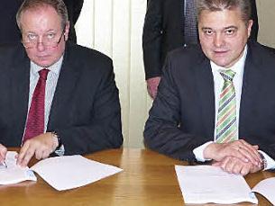 Bürgermeister Volker Schmiechen (links) unterschrieb den Vertrag zum Breitband-Ausbau. Rechts Friedrich Weinlein, Kommunaler Ansprechpartner der Deutschem Telekom Technik. Foto: Klaus-Peter Wulf