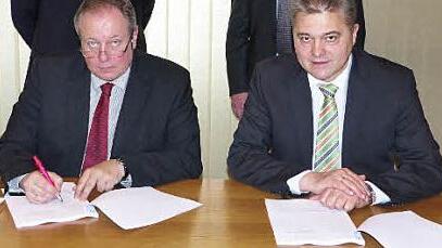 Bürgermeister Volker Schmiechen (links) unterschrieb den Vertrag zum Breitband-Ausbau. Rechts Friedrich Weinlein, Kommunaler Ansprechpartner der Deutschem Telekom Technik. Foto: Klaus-Peter Wulf