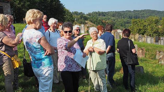 Cornelia Mence, Kreisheimatpflegerin, führte durch den jüdischen Friedhof in Pfaffenhausen. Fotos: Elli Böck