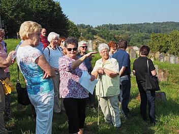 Cornelia Mence, Kreisheimatpflegerin, f&uuml;hrte durch den j&uuml;dischen Friedhof in Pfaffenhausen. Fotos: Elli B&ouml;ck