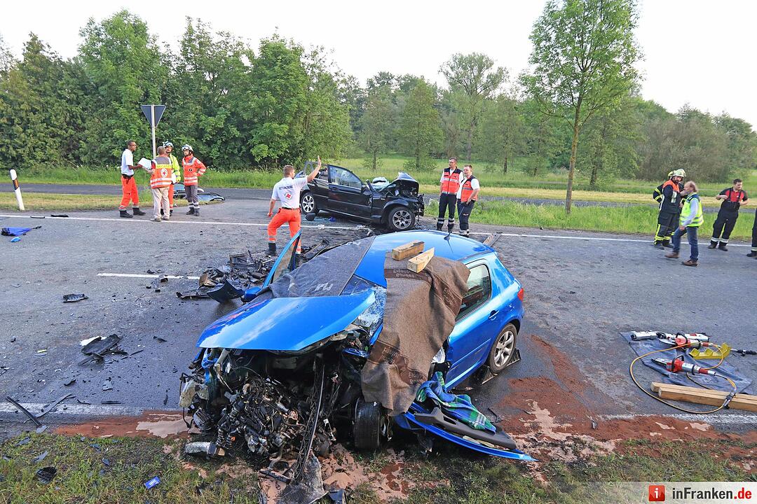 Großeibstadt: Tödlicher Unfall - Autos kollidieren frontal