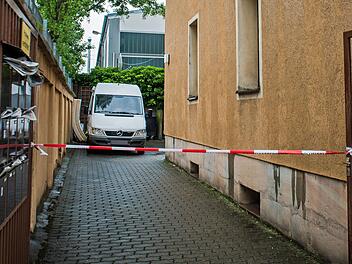 Ein Polizeiabsperrband ist am 05.06.2017 in Nürnberg (Bayern) vor einem Tatort gespannt. Innerhalb kurzer Zeit fallen in Nürnberg zwei Prostituierte tödlichen Verbrechen zum Opfer. Offenbar steckt derselbe Täter dahinter. Foto: NEWS5 / Pieknik/NEWS5/dpa