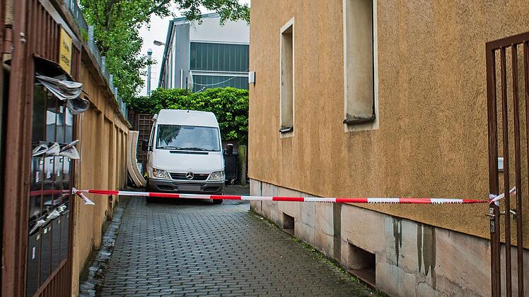 Ein Polizeiabsperrband ist am 05.06.2017 in Nürnberg (Bayern) vor einem Tatort gespannt. Innerhalb kurzer Zeit fallen in Nürnberg zwei Prostituierte tödlichen Verbrechen zum Opfer. Offenbar steckt derselbe Täter dahinter. Foto: NEWS5 / Pieknik/NEWS5/dpa