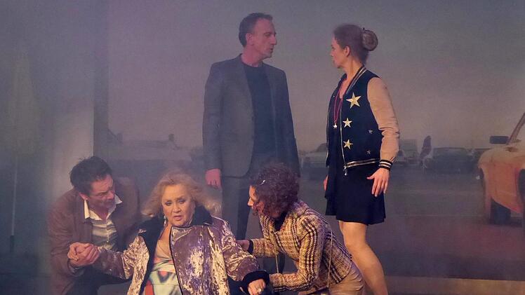 Schrecksekunde am Anfang der Komödie "Bella Figura" von Yasmina Reza mit großartigen Schauspielern beim Theaterring: Yvonne (Doris Kunstmann, Mitte) wurde von Boris (Heio von Stetten, hinten links) nach einem Streit mit seiner Geliebten Andrea (Julia Hansen, hinten rechts) angefahren, während sich Yvonnes Sohn Eric (Christopher Krieg, vorne links) und seine Verlobte Françoise (Susanne Steidle, vorne rechts) um die alte Dame kümmern. Gerhild Ahnert