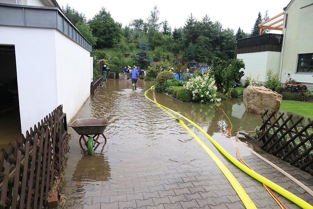Autos versinken in Wassermassen in Heroldsbach