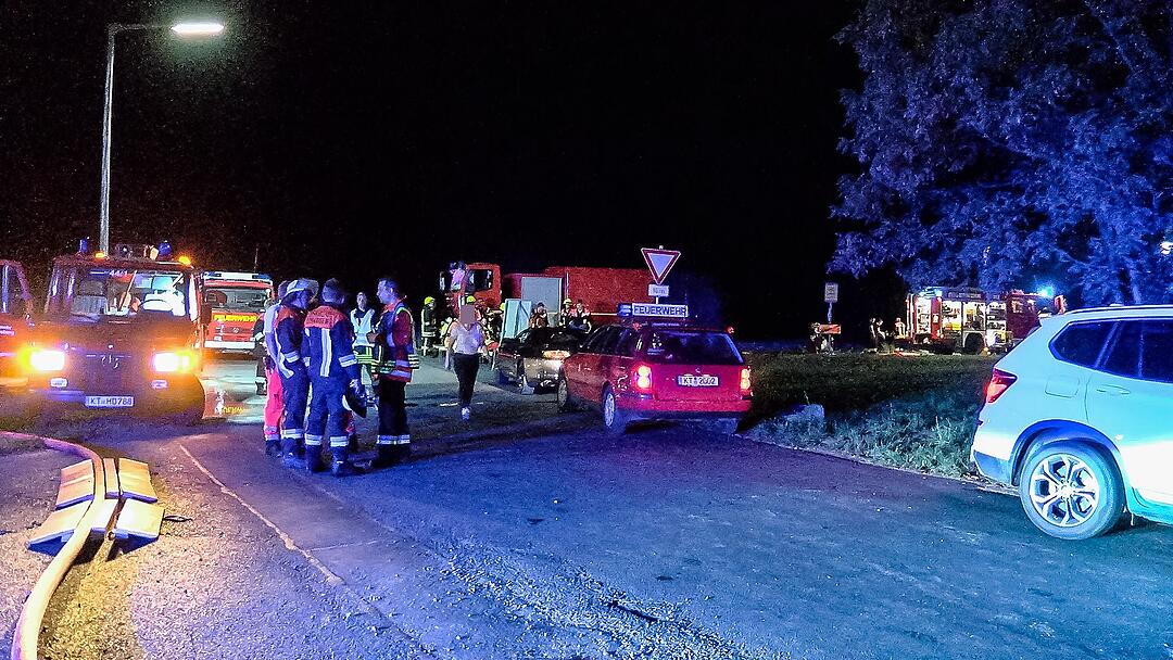 Fahrzeughalle im Kreis Kitzingen komplett ausgebrannt