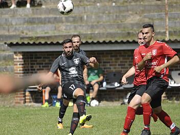 Türkgücü Neustadt um Ugur Karatas (schwarzes Trikot) erkämpfte sich zuletzt gegen Ebern einen Punkt in Unterzahl. Die Abwehr der "Bullen" steht bisher gut, offensiv fehlt die Durchschlagskraft.  Foto: Hagen Lehmann