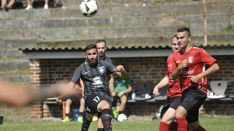 Türkgücü Neustadt um Ugur Karatas (schwarzes Trikot) erkämpfte sich zuletzt gegen Ebern einen Punkt in Unterzahl. Die Abwehr der "Bullen" steht bisher gut, offensiv fehlt die Durchschlagskraft.  Foto: Hagen Lehmann