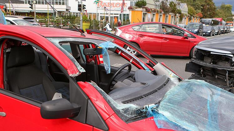 Auf einer Kreuzung in N&uuml;rnberg stie&szlig;en am Montagmittag zwei Fahrzeuge zusammen. Foto: NEWS5 / Friedrich