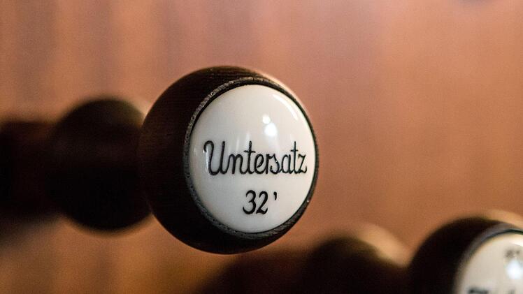 Mächtig große neue Pfeifen in zwei Bass-Registern hat die SChuke-Orgel in der Coburger Morizkirche erhalten.Foto: Jochen berger